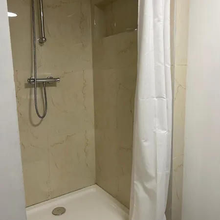 10 Bed Flat - Sleeps 20 - Pets - Parking - Wifi Apartament *