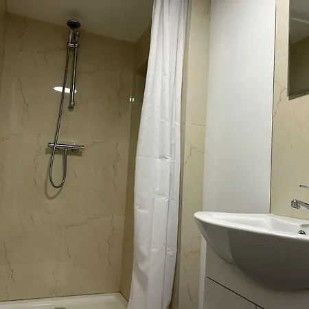 10 Bed Flat - Sleeps 20 - Pets - Parking - Wifi Apartament