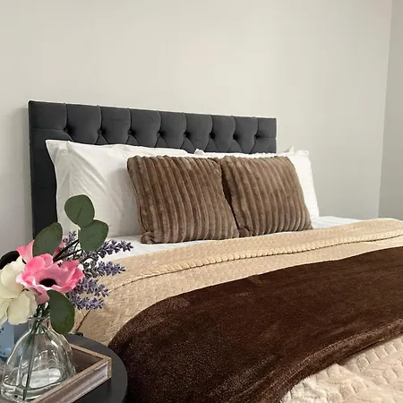 10 Bed Flat - Sleeps 20 - Pets - Parking - Wifi Апартаменты Edenderry