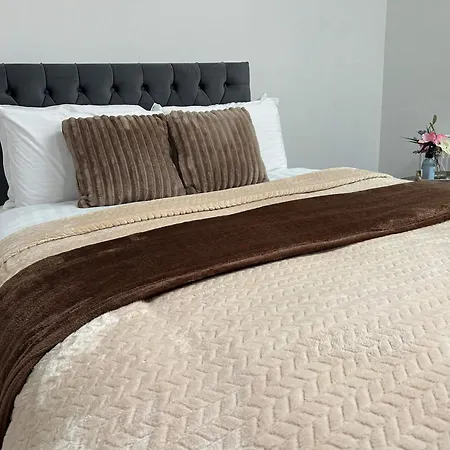 Апартаменты 10 Bed Flat - Sleeps 20 - Pets - Parking - Wifi Edenderry