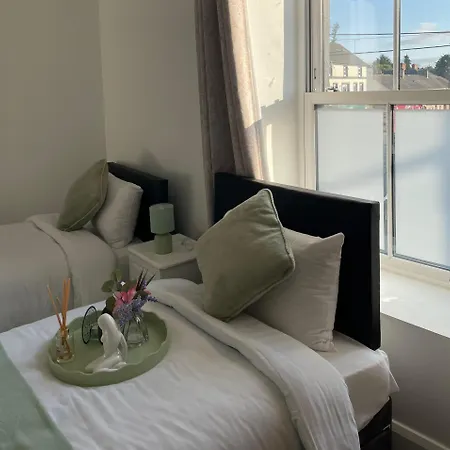 10 Bed Flat - Sleeps 20 - Pets - Parking - Wifi *