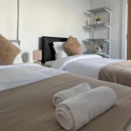 10 Bed Flat - Sleeps 20 - Pets - Parking - Wifi *