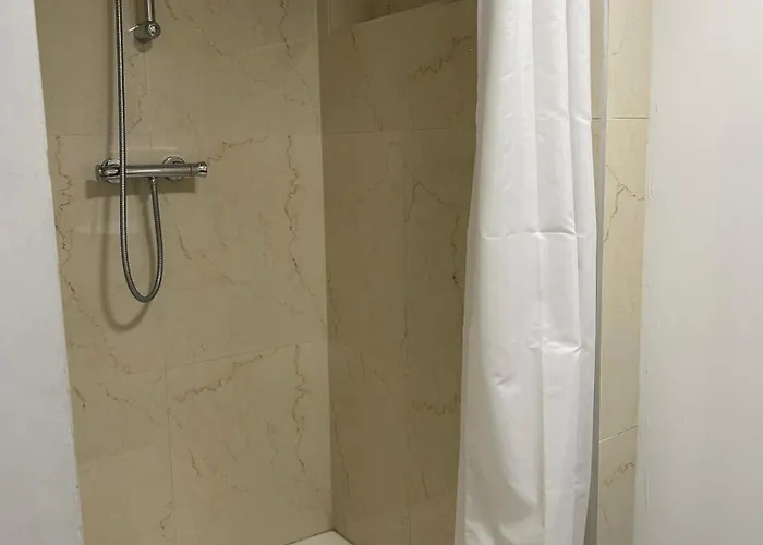 10 Bed Flat - Sleeps 20 - Pets - Parking - Wifi Апартаменты *