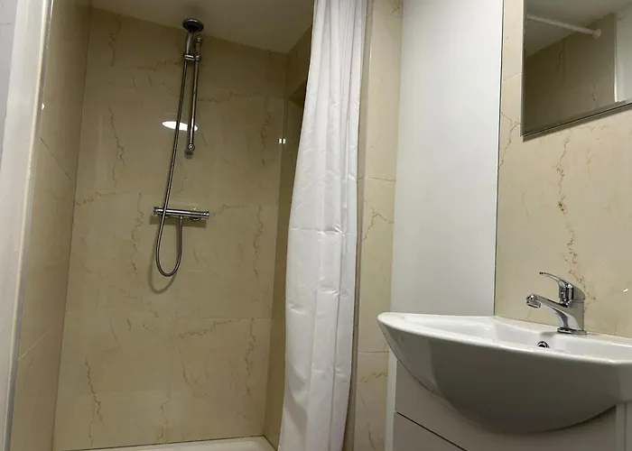 10 Bed Flat - Sleeps 20 - Pets - Parking - Wifi Апартаменты