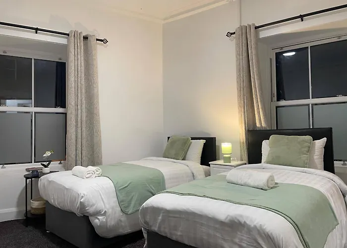 10 Bed Flat - Sleeps 20 - Pets - Parking - Wifi