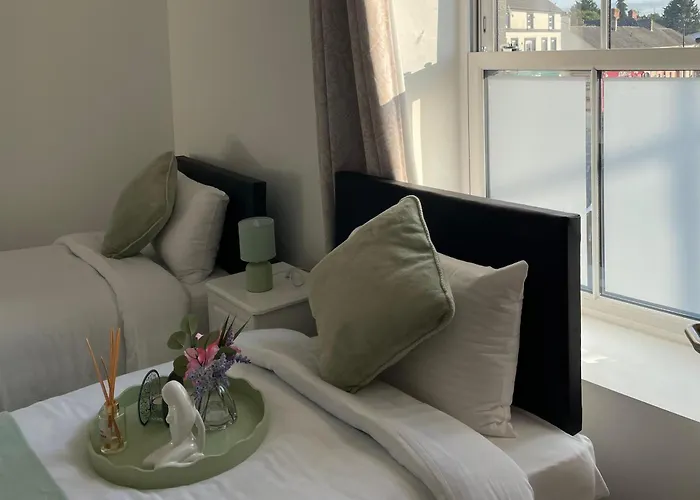 10 Bed Flat - Sleeps 20 - Pets - Parking - Wifi *