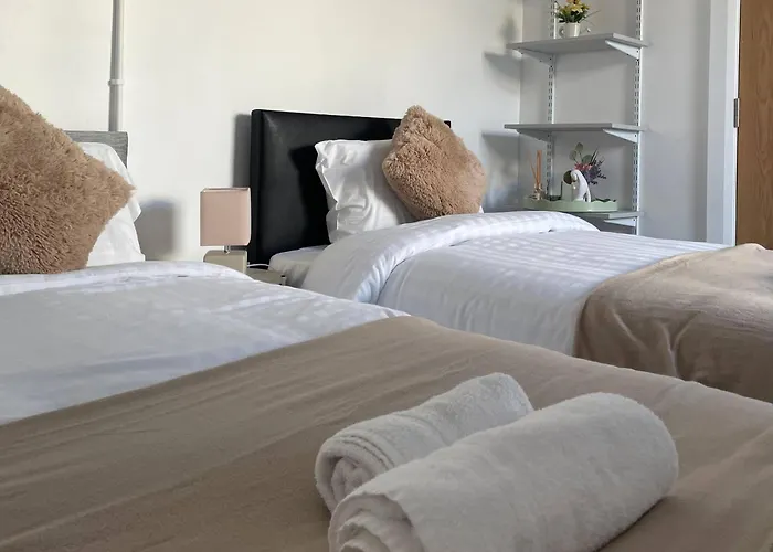 10 Bed Flat - Sleeps 20 - Pets - Parking - Wifi *